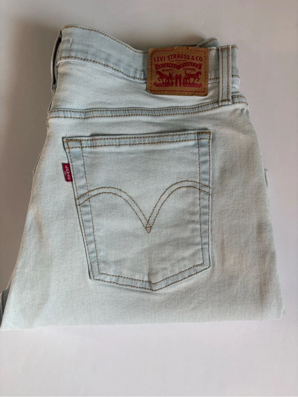 Levi's women’s Light Blue, high waist Cropped, wedge, straight Jeans, Sz 32. - Picture 11 of 16